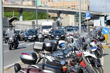 Genova - moto, motorini, motocicli parcheggiati ovunque