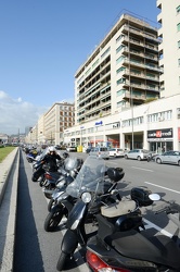 Genova - moto, motorini, motocicli parcheggiati ovunque