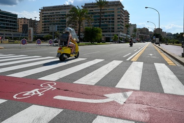 Genova, pista ciclabile - convivenza tra automobilisti e ciclist