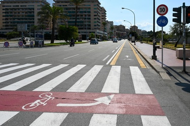 Genova, pista ciclabile - convivenza tra automobilisti e ciclist