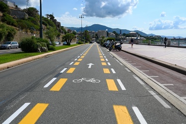 Genova, pista ciclabile - convivenza tra automobilisti e ciclist