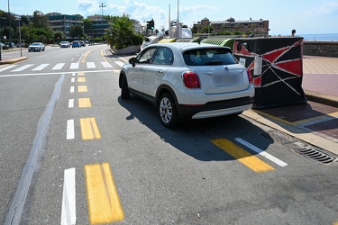 Genova, pista ciclabile - convivenza tra automobilisti e ciclist