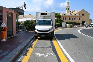 Genova, pista ciclabile - convivenza tra automobilisti e ciclist