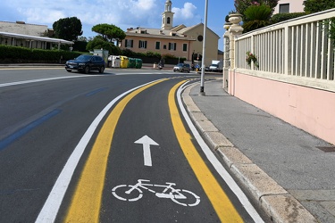 Genova, pista ciclabile - convivenza tra automobilisti e ciclist