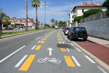 Genova, pista ciclabile - convivenza tra automobilisti e ciclist