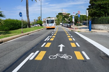 Genova, pista ciclabile - convivenza tra automobilisti e ciclist