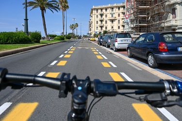 Genova, pista ciclabile - convivenza tra automobilisti e ciclist