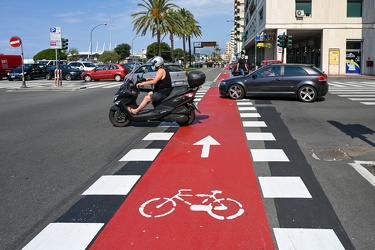 Genova, pista ciclabile - convivenza tra automobilisti e ciclist