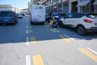 Genova, pista ciclabile - convivenza tra automobilisti e ciclist
