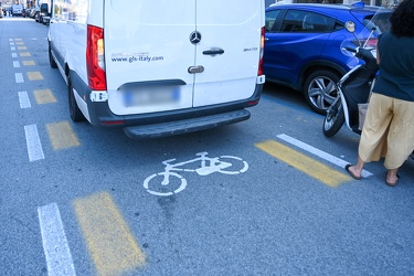 Genova, pista ciclabile - convivenza tra automobilisti e ciclist