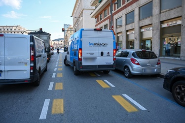 Genova, pista ciclabile - convivenza tra automobilisti e ciclist