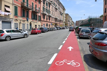 Genova, pista ciclabile - convivenza tra automobilisti e ciclist