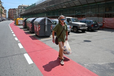 Genova, pista ciclabile - convivenza tra automobilisti e ciclist