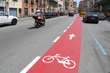 Genova, pista ciclabile - convivenza tra automobilisti e ciclist