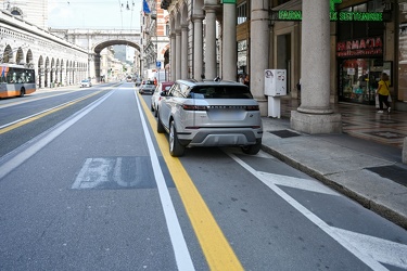 Genova, pista ciclabile - convivenza tra automobilisti e ciclist