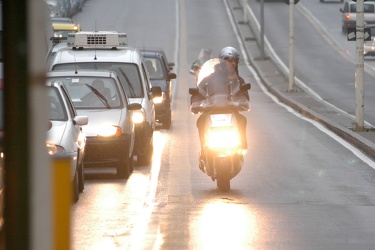 motociclisti su corsie gialle in Corso Europa