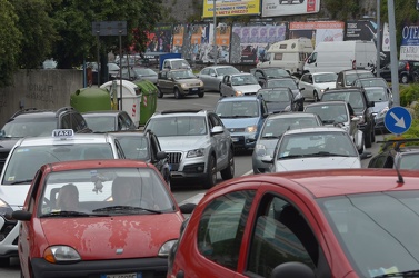 Genova - traffico congestionato a causa chiusura strada sopraele